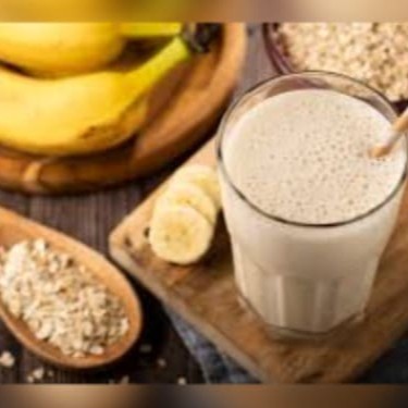 Experimente a clássica vitamina de banana, onde o leite suave encontra a doçura natural da banana, proporcionando uma experiência nutritiva e saborosa.