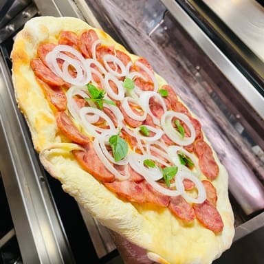 Aproveite nossa super promoção de duas pizzas artesanais de calabresa! Com um diâmetro de 30 cm e deliciosas oito fatias, cada pizza é meticulosamente preparada com uma massa fermentada por 48 horas, proporcionando uma textura inigualável. A base é generosamente coberta com um molho de tomate fresco e vibrante, seguido por uma generosa camada de queijo muçarela derretido. Por cima, adicionamos fatias de calabresa defumada, ricas em sabor e finalizamos com o toque aromático do orégano. Uma verdadeira festa para o seu paladar!