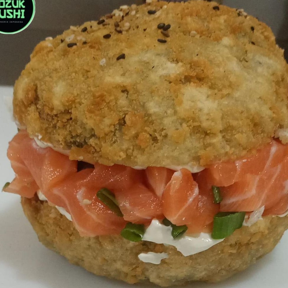 Sushi em forma de hamburguer,recheado com salmão ,creem cheese e cebolinha.