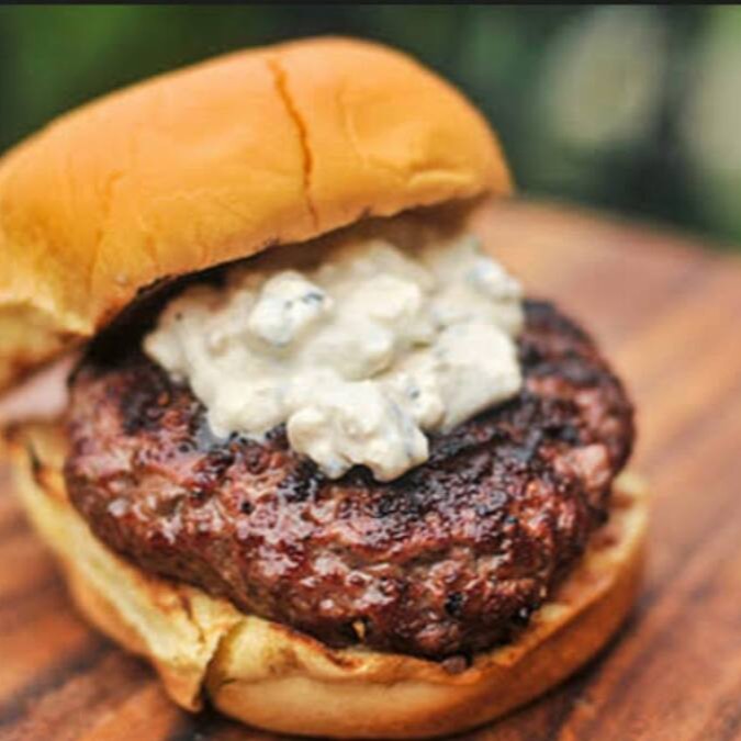 Pão De Brioche, 1 Carnes De Picanha, Queijo Gorgonzola e Cebola Caramelizada. Acompanha Batata.