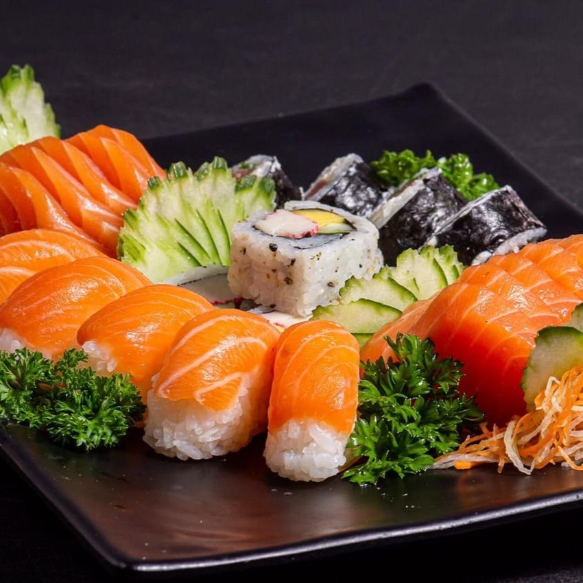 40 peças: 10 Hot Philadelphia, 5 Hot Frutos, 10 Sashimi Salmão, 5 Sushi Salmão, 5 Makimono Philadelphia, 5 Uramaki California.