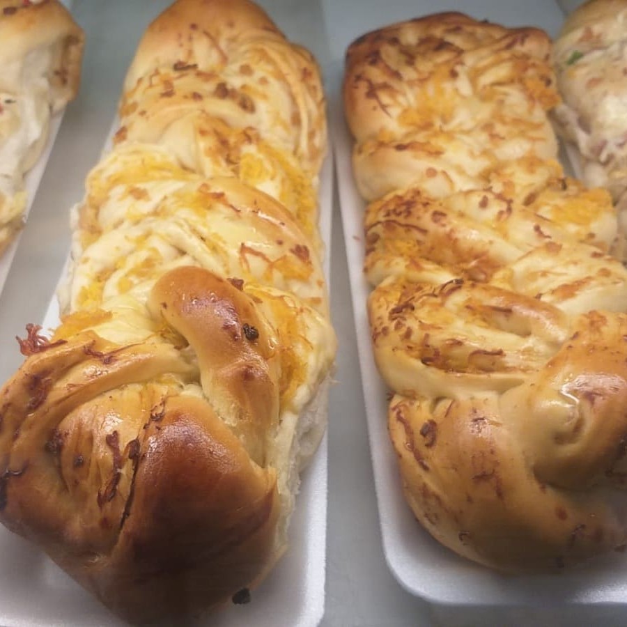 Marguerita, Frango, Calabresa ou Cebola com Queijo e Presunto