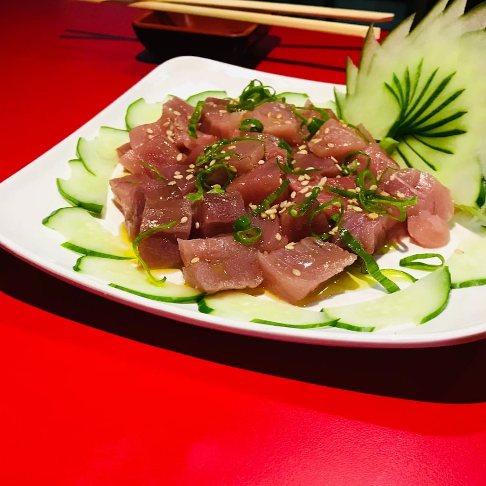 Atum cortado em cubos temperados