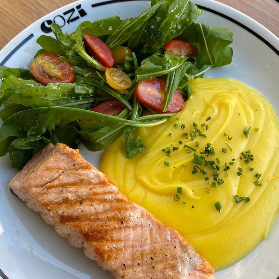 Salmão grelhado com purê de baroa e saladinha de rúcula com tomates cereja.