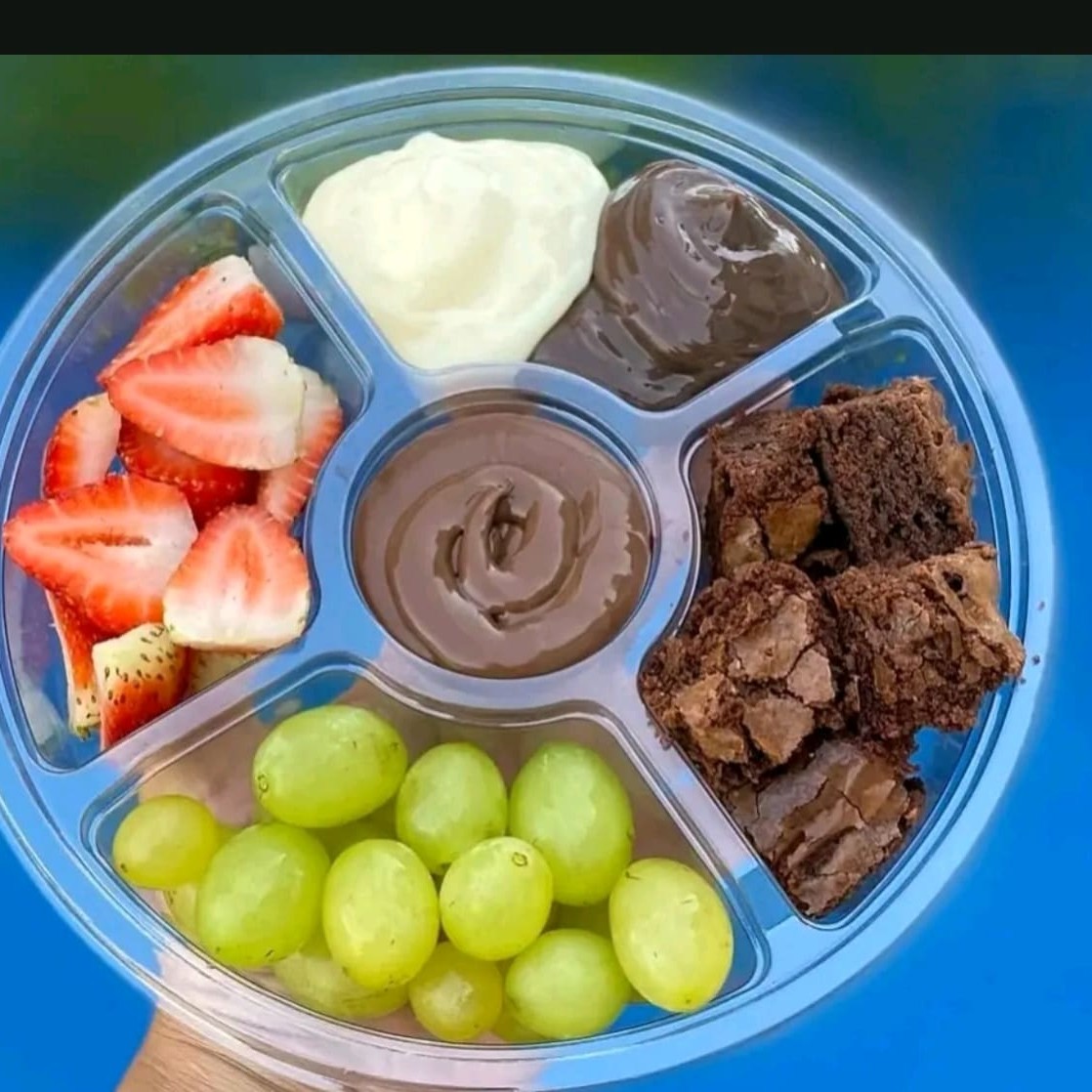 Uvas , morangos brownie brigadeiro de Ninho , brigadeiro preto e Nutella