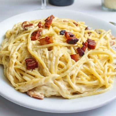 Bacon frito, creme de leite, ovo e queijo parmesão.