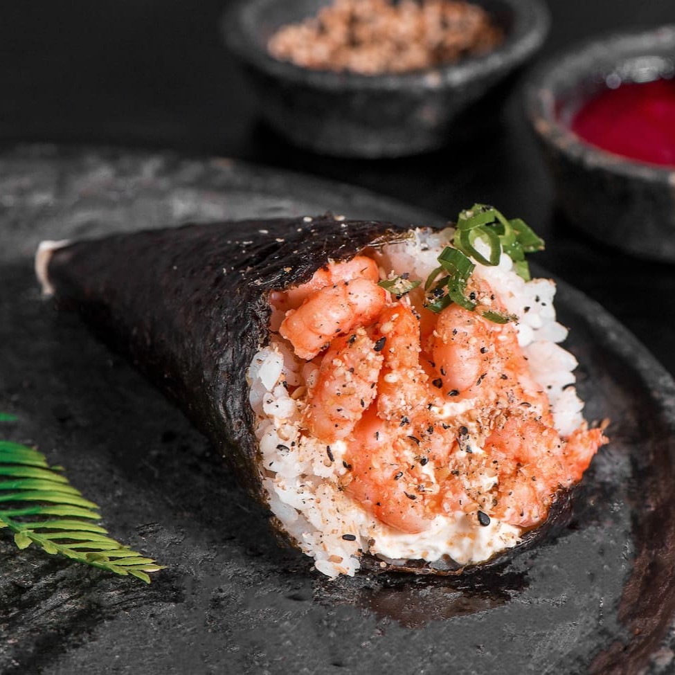 Arroz e camarão finalizado com farofa de gergelim e cebolinha.