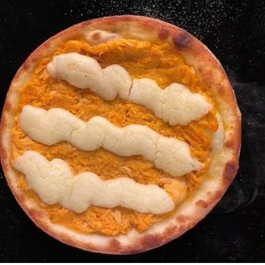 Esfiha de Frango com Catupiry (Grande): Massa recheada com pedaços de frango desfiado e Catupiry cremoso.