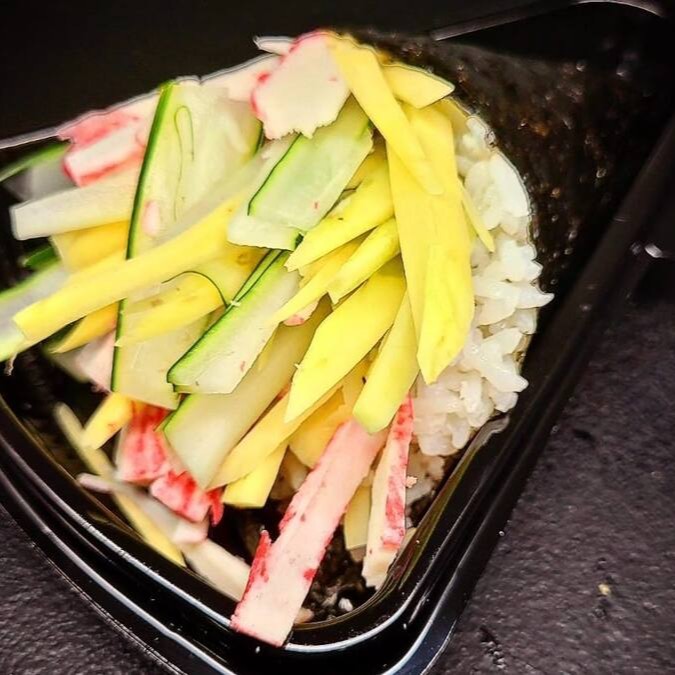 Temaki de arroz, kani, pepino e manga

Refrescante, leve e delicioso! Feito com arroz temperado, kani, pepino e manga, o Temaki Califórnia tem um equilíbrio único entre o doce da fruta e o sabor suave do peixe. Ideal para quem busca uma opção mais tropical e cheia de frescor.