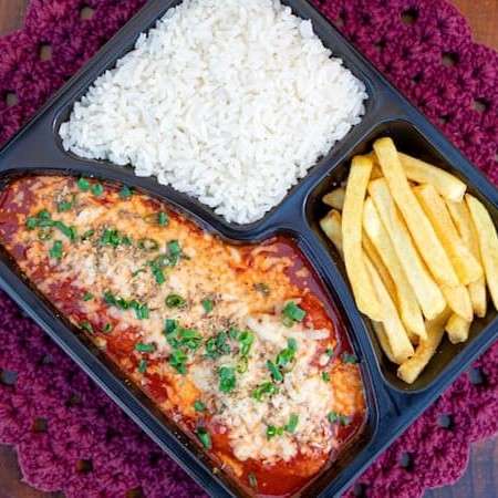 Parmegiana de frango, acompanha arroz e batata frita  *imagem ilustrativa, não acompanha bebida.