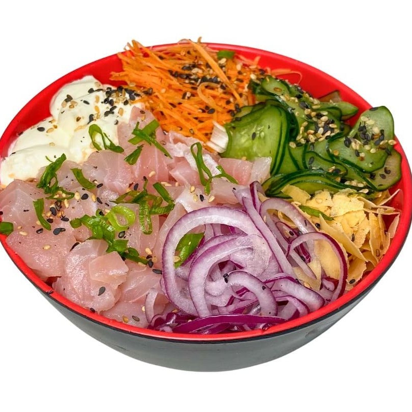 200g Arroz japonês, 70g proteína, 50g cream cheese, 20g cebola, 20g casquinha de harumaki, 20g cenoura ralada, 20g sunomono