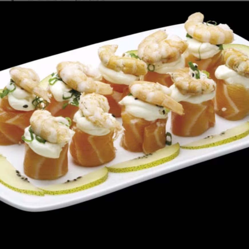 Enrolado de salmão com arroz, cream cheese e camarão.

Uma combinação sofisticada e irresistível que encanta tanto aos olhos quanto ao paladar! Este enrolado especial traz um arroz japonês cuidadosamente temperado, envolvido por finas e frescas fatias de salmão de alta qualidade. No recheio, o contraste perfeito entre a cremosidade do cream cheese e o sabor marcante do camarão suculento cria uma explosão de sabores a cada mordida.