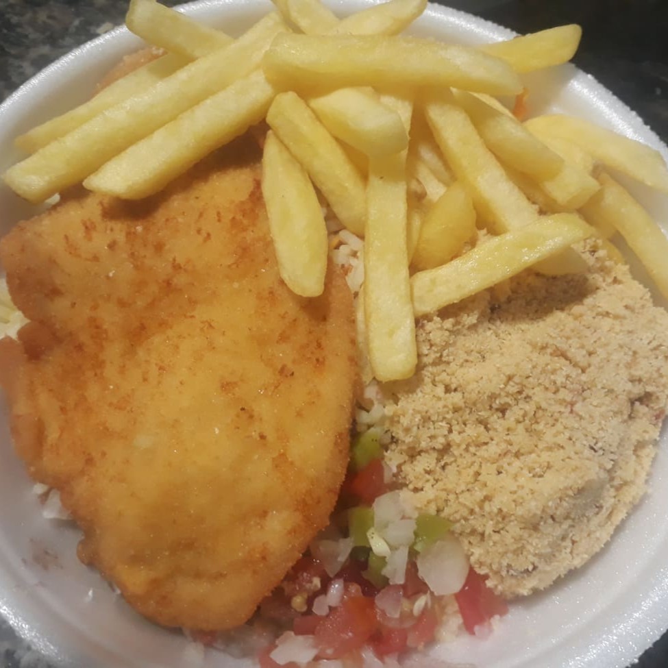 Acompanha arroz branco ou á grega, feijão, farofa (farinha temperada), molho á campanha e batata frita ou purê.