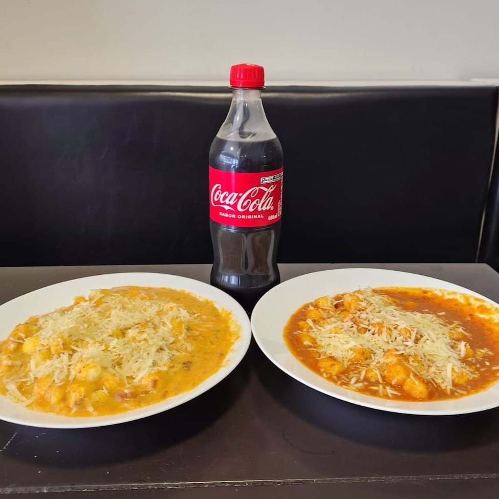 Dois nhoques artesanais ao molho bolonhesa, finalizados com parmesão, acompanhados de uma Coca-Cola 600ml bem gelada. Uma refeição completa para curtir a dois!