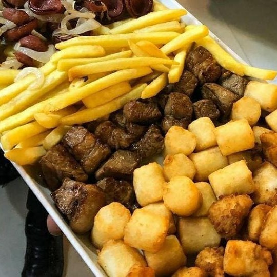 Frango empanado; isca de carne; linguiça calabresa fatiada acebolada;batata frita.