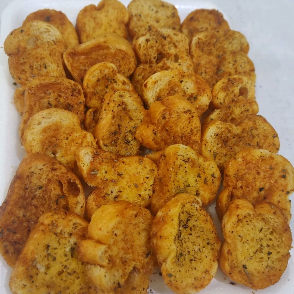 Uma bandeja de torrada de alho.