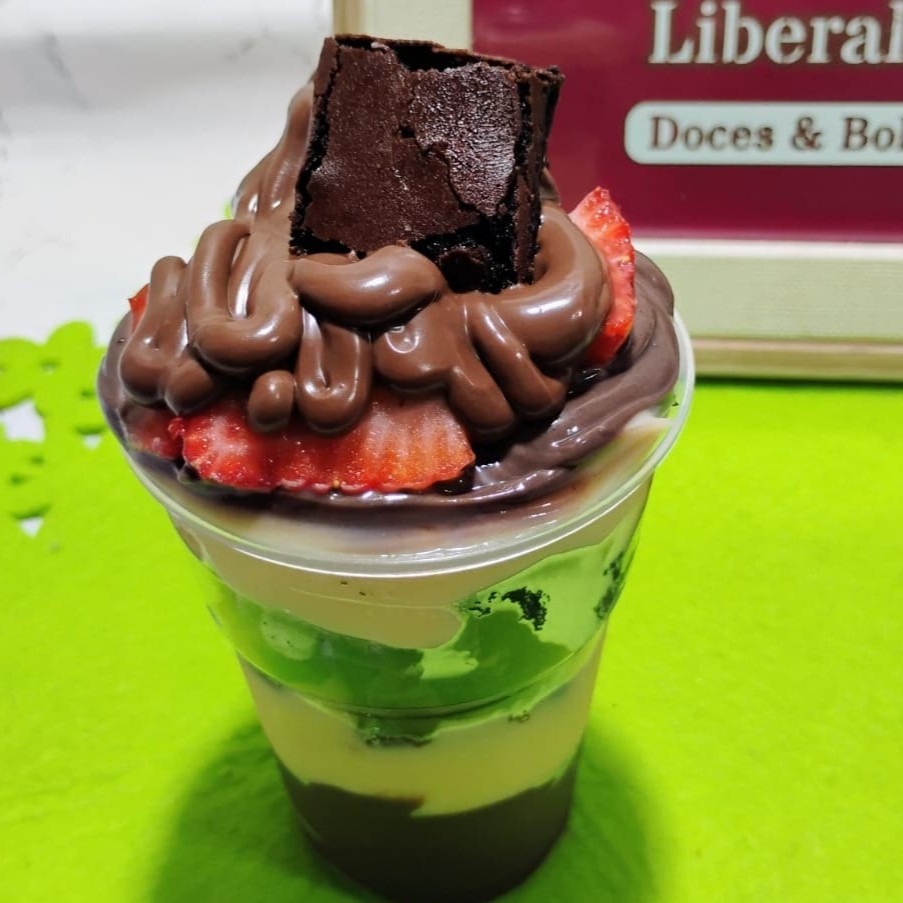 Novidade! Nosso Copo Liberalli é feito com brigadeiro de Ninho, chocolate, brownie com morango e finalizado com Nutella. Você precisa experimentar nossa nova delícia!