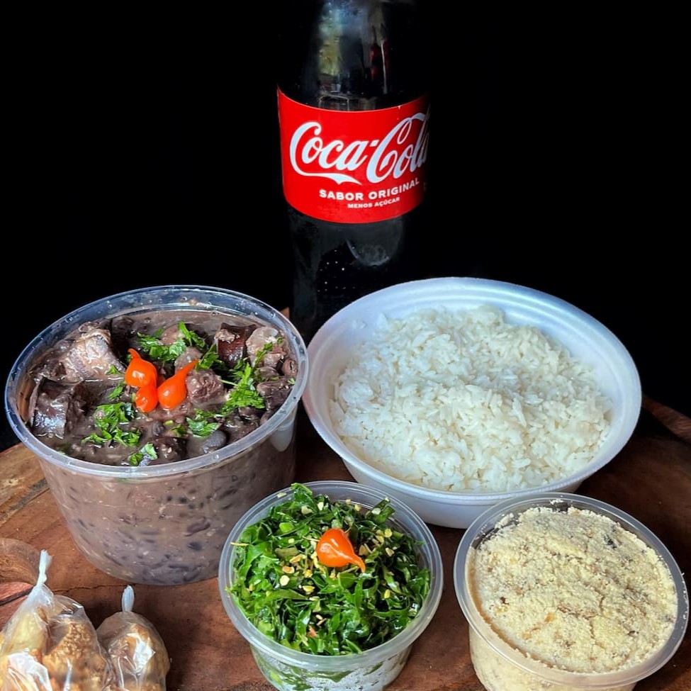 Feijão preto, linguiça calabresa, bacon, lombinho, carne seca, costelinha salgada. Acompanha arroz branquinho, couve mineira e farofinha. Pote de 500 gr. ( Não acompanha refrigerante )