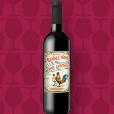 O Vinho Premier Rendez-Vous Merlot Cabernet Sauvignon 2019 é um rótulo oriundo da renomada região vitivinícola de Languedoc-Roussillon, na França, com ótimo custo-benefício. Produzido pela Lgi Wines, com um blend das uvas Merlot e Cabernet Sauvignon. De coloração púrpura intensa, revela, no nariz, aromas de frutas vermelhas e negras maduras, como ameixa, amora e framboesa, notas de especiarias e um toque de baunilha. Em boca, o Vinho Premier Rendez-Vous Merlot Cabernet Sauvignon 2019 conta com grande frescor, taninos maduros e um final equilibrado.
