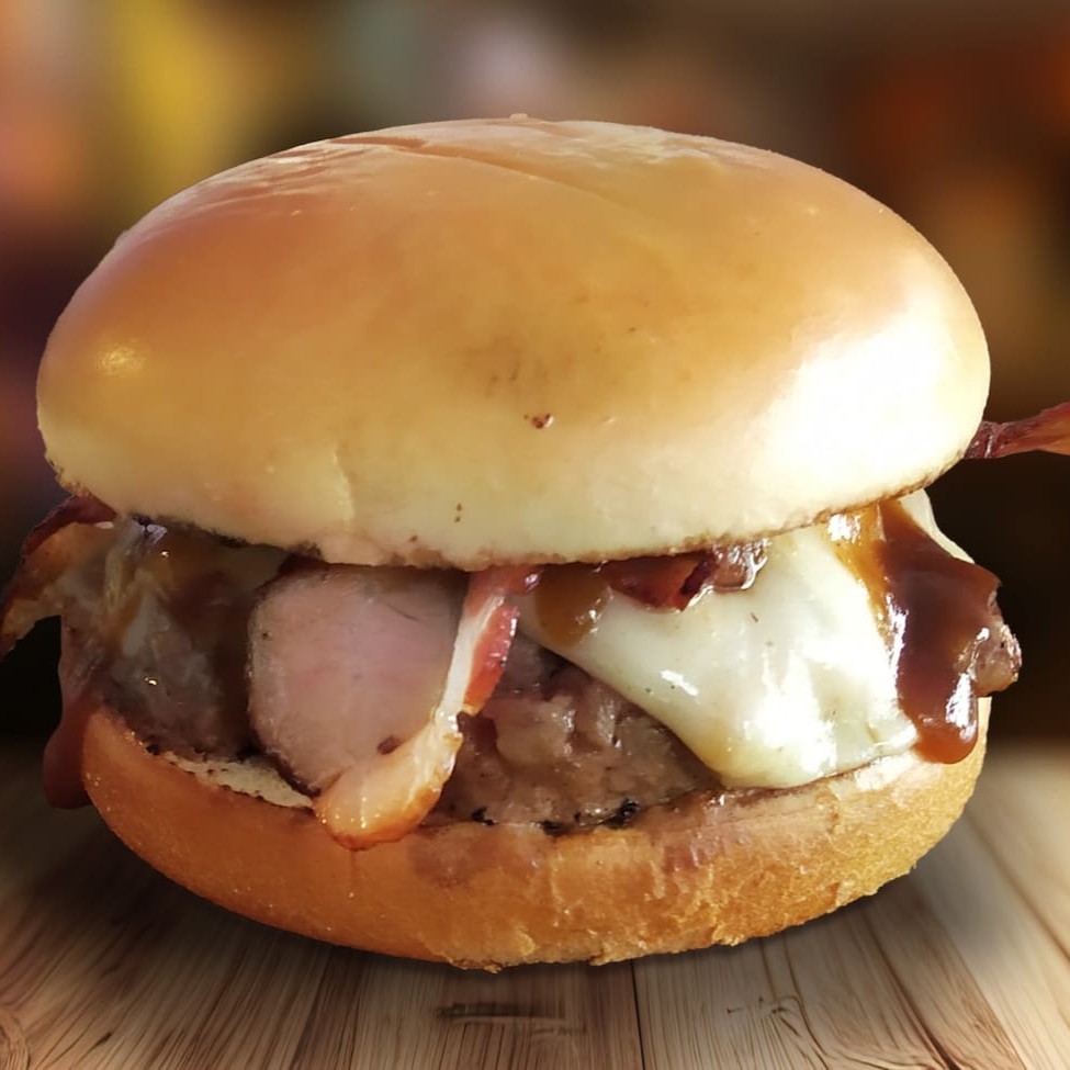 Pão brioche, blend bovino de 150g Artesanal, queijo muçarela, bacon e barbecue.