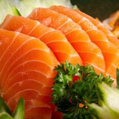 Fatias generosas de salmão fresco, cortadas com precisão para garantir textura macia e sabor inconfundível. O salmão é reconhecido por sua suculência e delicadeza, tornando cada pedaço uma experiência leve e prazerosa. Ideal para quem busca a essência pura da culinária japonesa, esse sashimi é perfeito para saborear puro, valorizando o frescor e a qualidade do peixe em cada mordida.