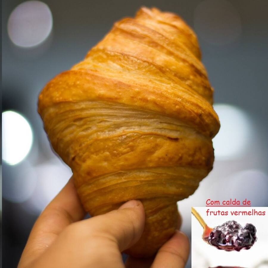 Croissant Simples (aprox 85g), acompanha 40g de calda de frutas vermelhas. *Ingredientes: farinha de trigo orgânica, óleo de coco, óleo de girassol, gordura de palma, manteiga de cacau, água, lecitina de soja, sal, ácido lático, lievito madre (fermento natural), açúcar demerara orgânico e fermento biológico seco. #Contém: soja e trigo/glúten.