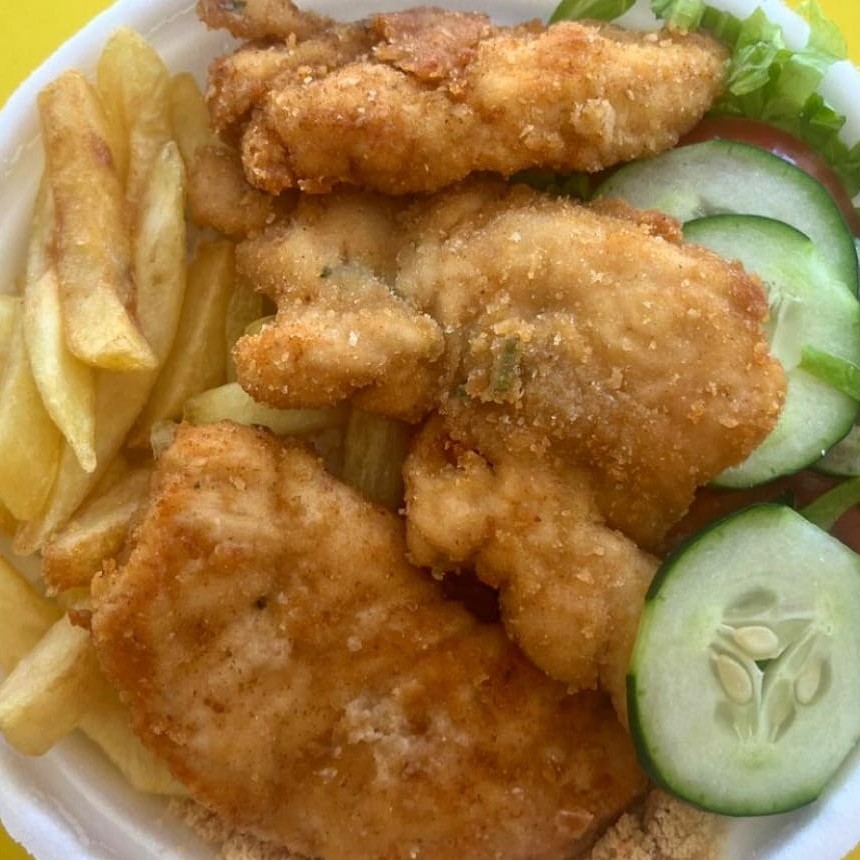 Marmita Acompanha: Arroz Branco, Feijão, Batata Frita, Farofa, Salada Verde e o frango à milanesa. Serve uma pessoa.