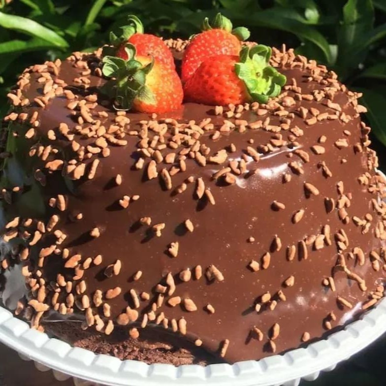 Delicie-se com nosso extravagante 'Bolo de Cobertura'. Experimente a rica e aveludada massa de chocolate, generosamente coberta por um autêntico e cremoso brigadeiro brasileiro. Ou, permita-se ao nosso bolo de chocolate com Leite Ninho, acentuado pelo sabor irresistível de Nutella. Se preferir sabores cítricos, temos uma massa branca, suave e fofa, coberta com um delicioso e refrescante coulis de maracujá. Para os amantes de sabores mais delicados, oferecemos um bolo de massa branca com uma leve e arejada mousse de limão. Cada mordida é uma experiência única!