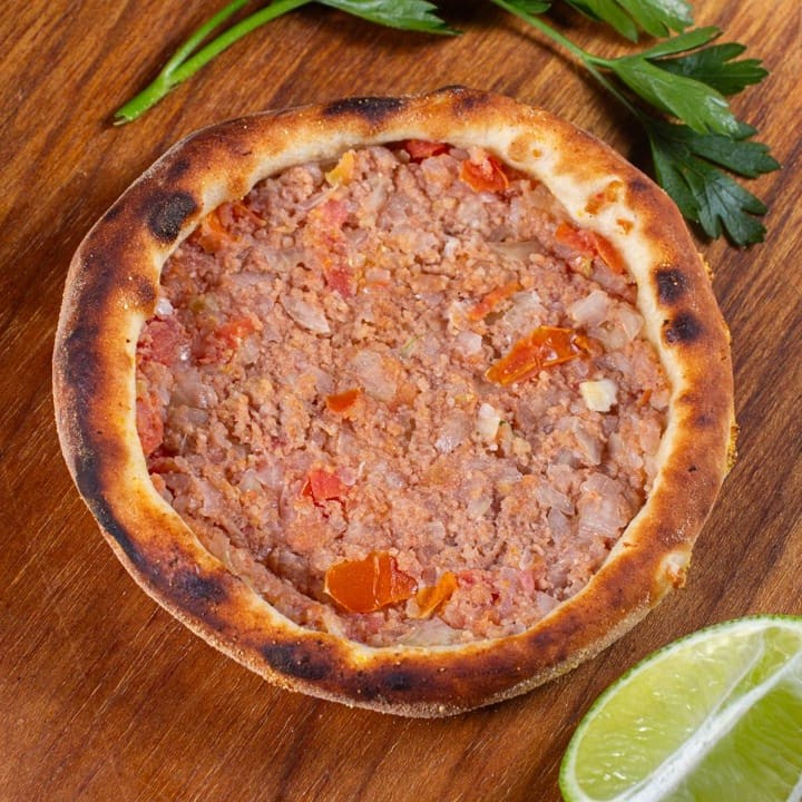 Esfiha Tradicional de Carne: Uma esfiha clássica e saborosa, recheada com carne temperada no ponto certo, envolta em uma massa macia e levemente crocante. Perfeita para quem busca um lanche simples e delicioso, ideal para uma refeição individual!