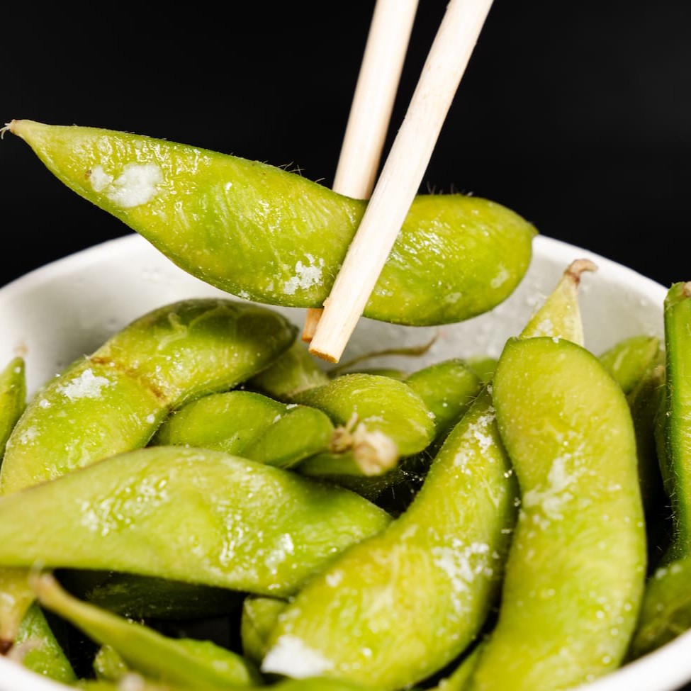 Edamame são grãos nobres de soja preparados cuidadosamente em nossa cozinha, cozidos em temperatura controlada e finalizado com flor de sal.