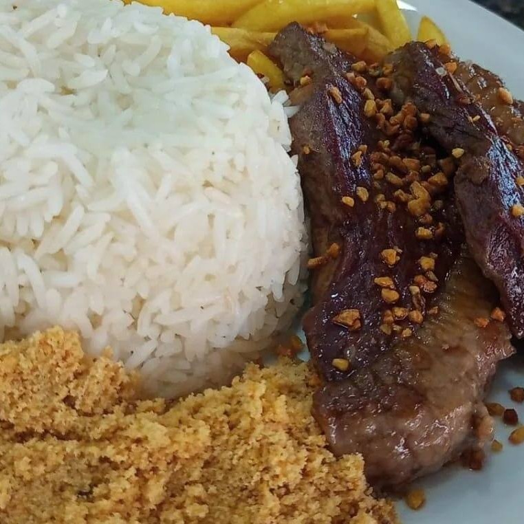 Arroz, feijão, fritas e farofa