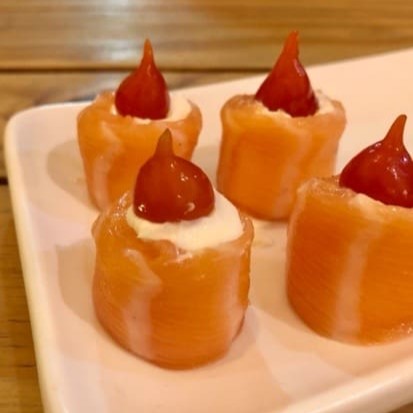 Enrolado de salmão, cream cheese e pimenta biquinho,porção com 6 unidades.