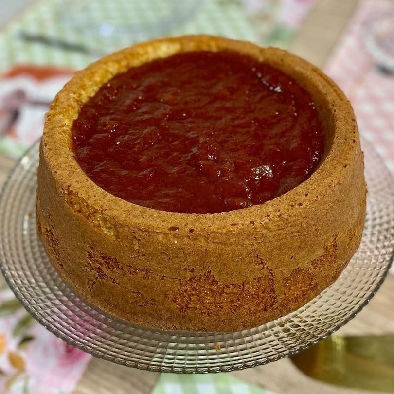 Este bolo tem um charme especial: uma forma côncava que recebe muita calda, criando um dilúvio delicioso de sabor.  Bolo: Cenoura Calda: Goiabada cremosa