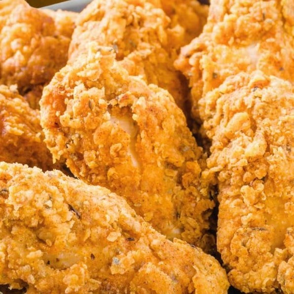 Gurjões de frango crocantes por fora, macios e suculentos por dentro, preparados com cuidado para oferecer uma explosão de sabor a cada mordida.