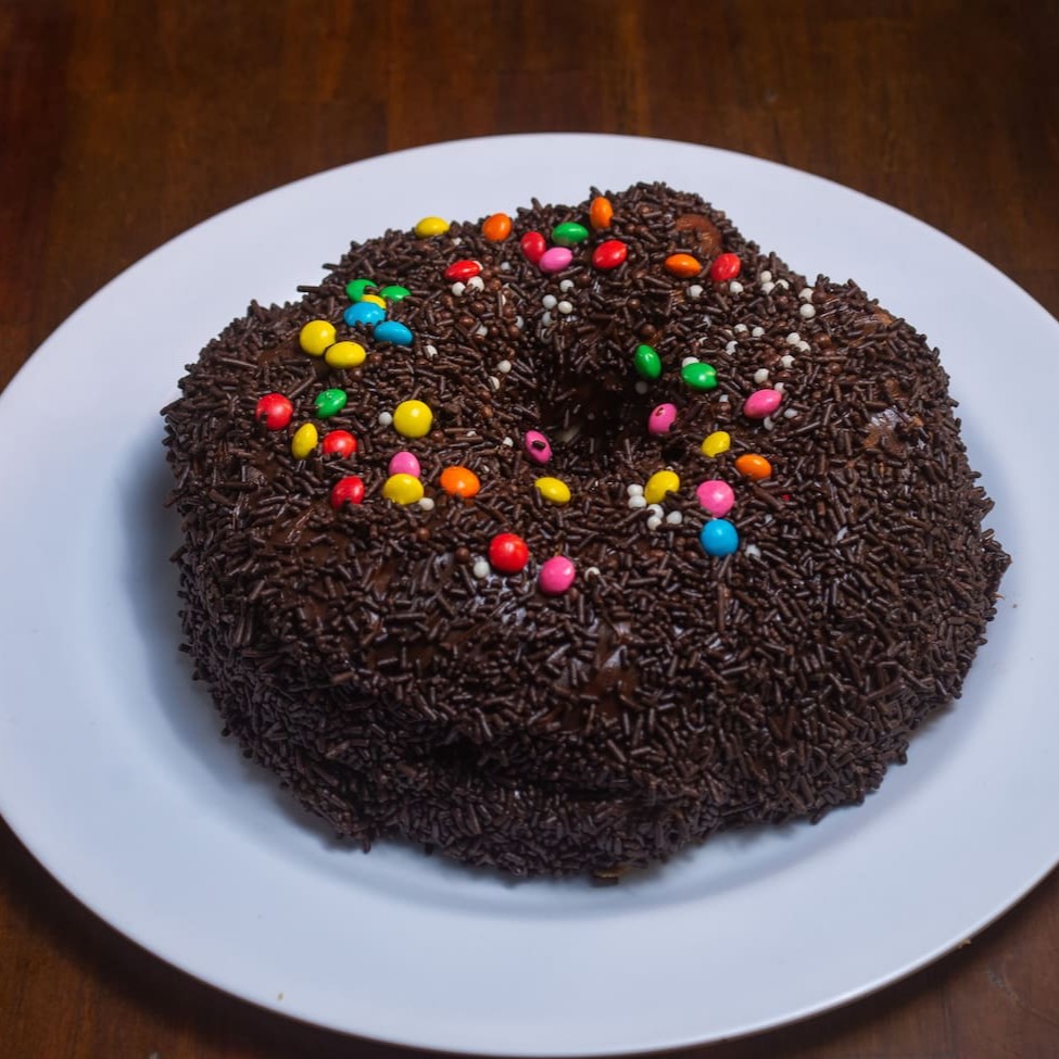 Massa de pão doce, recheada e coberta com chocolate, Confete e granulado