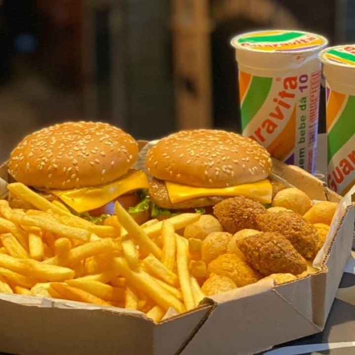 2 x-burguer Salgadinhos  Porção de batata frita  2 Guaravitas