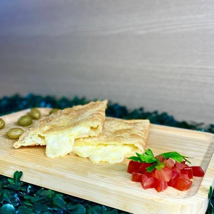 Crocante por fora, irresistível por dentro! Uma generosa porção de muçarela derretida em uma deliciosa massa dourada e sequinha, com 20cm de puro sabor. Podendo adicionar 1 complemento da sua preferência.