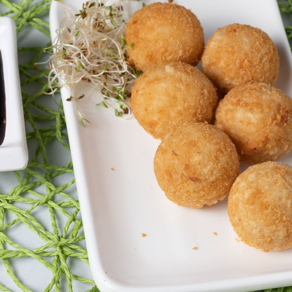 Bolinho de peixe frito com curry tailandês.  Acompanha: 1 molho sweety chilli