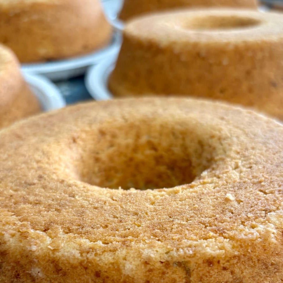 Massa caseira, feito com o suco e gominho da laranja. Fofinho!