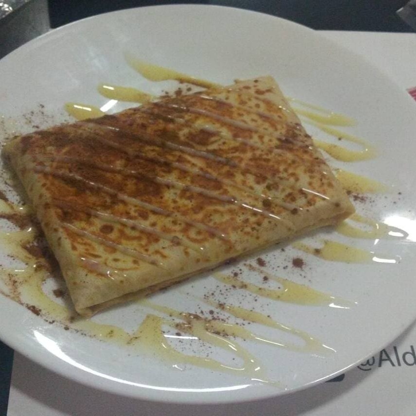 Banana, mussarela, leite condensado e canela.