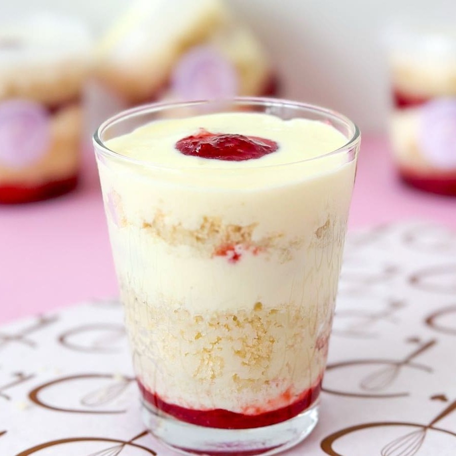 Nosso bolo no pote é o mais vendido do delivery, Massa branca com geleia artesanal de morango com mousse de Ninho