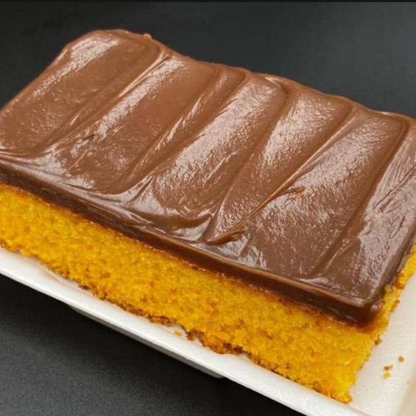 Delicioso bolo de cenoura com cobertura de chocolate. ± 350g