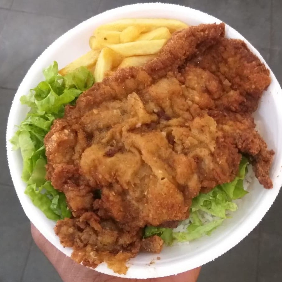 Bife de aproximadamente 160g ,bem temperado com temperos da vovó e alho , empanado com farinha de rosca selecionada e bemmmmmm sequinho , os acompanhamentos deixamos pela sua preferência