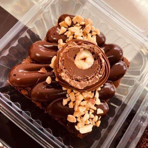 Nosso delicioso brownie com brigadeiro cremoso, Nutella, amendoim e ferrero rocher!