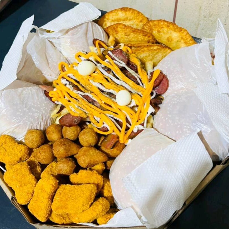 6 x-tudos, batata c/cheddar, Catupiry, bacon, calabresa, orégano, ovo de codorna, salgadinhos, nugguets e pastel