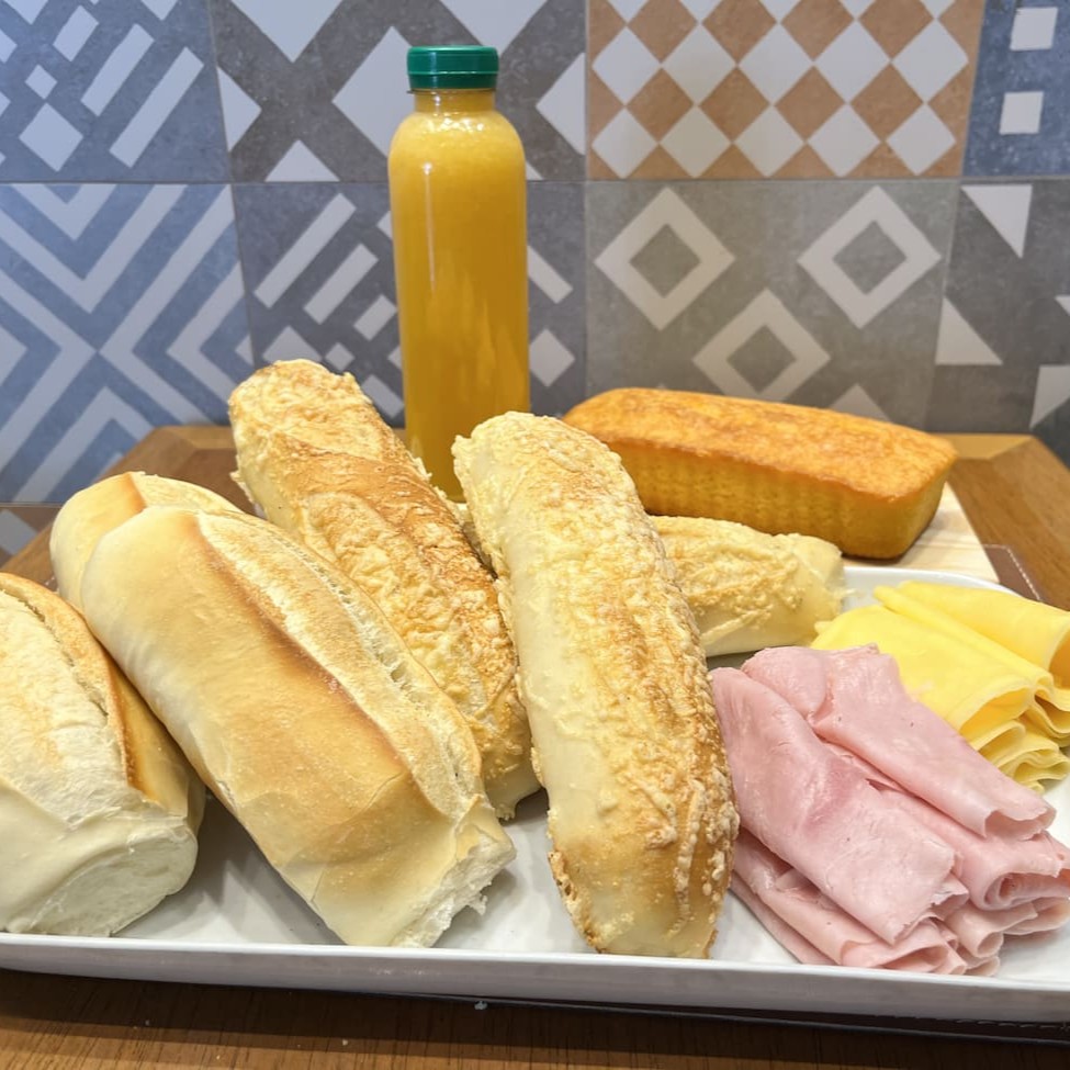 3 pães franceses + 3 Brigitte de Provolone + 150 de queijo + 150 de presunto + 1 bolo da casa + 1 suco da casa ( 500ml).