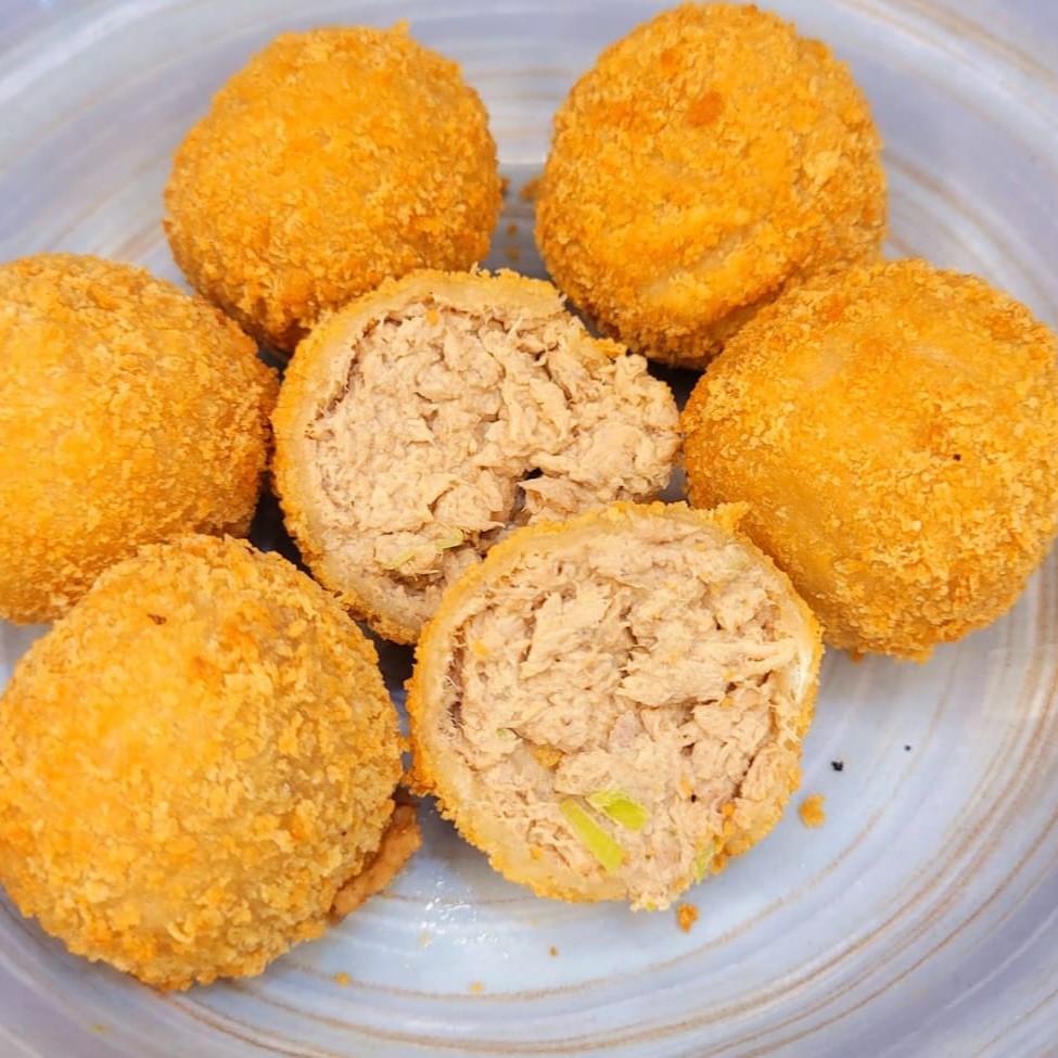 Pasta de atum feita cream cheese e alho poró temperado com hondashi.