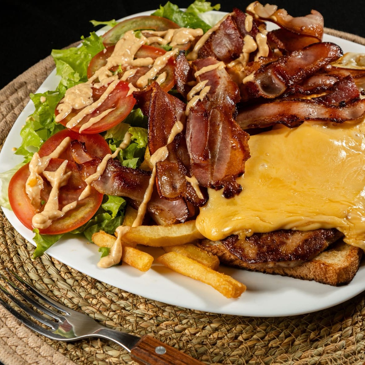 2 Hamburguer, Queijo , ovo, salada , Molho Especial Da Casa , Bacon e Fritas.