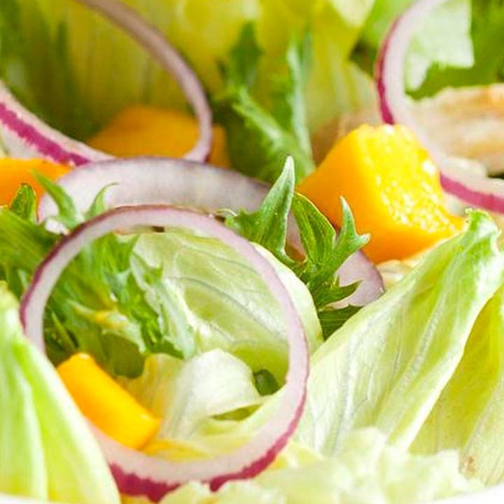 Esta refrescante salada tropical é composta por ingredientes frescos e vibrantes, entre eles: Alface americano, repolho roxo, frango em cubos, gergelim e manga ao molho pesto. Cuidadosamente selecionados para proporcionar um equilíbrio perfeito de sabor e nutrição.  Acrescente a proteína de sua preferência, seja ela frango, camarão, picadinho de carne ou outras opções, garantindo uma refeição comp