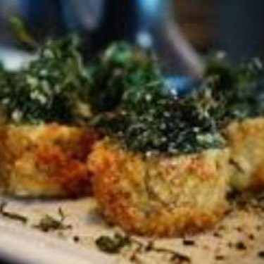 Hot philadelfia finalizado com cream cheese, molho teriaki, couve crispy, e alho torrado.

Cinco peças de hot Philadelphia crocantes, finalizadas com cream cheese, molho teriyaki, couve crispy e alho torrado, que trazem um toque especial de crocância e sabor marcante em cada garfada.